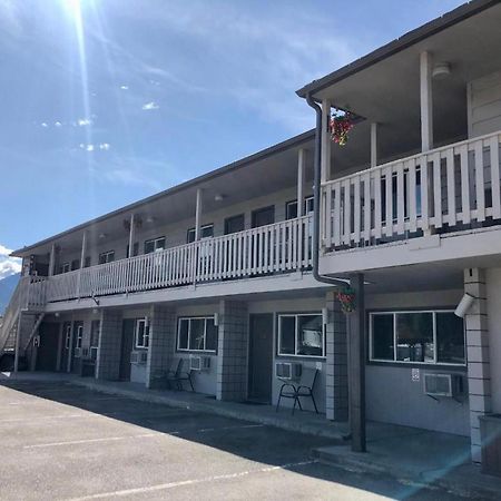 Canterbury Inn Invermere Exterior foto