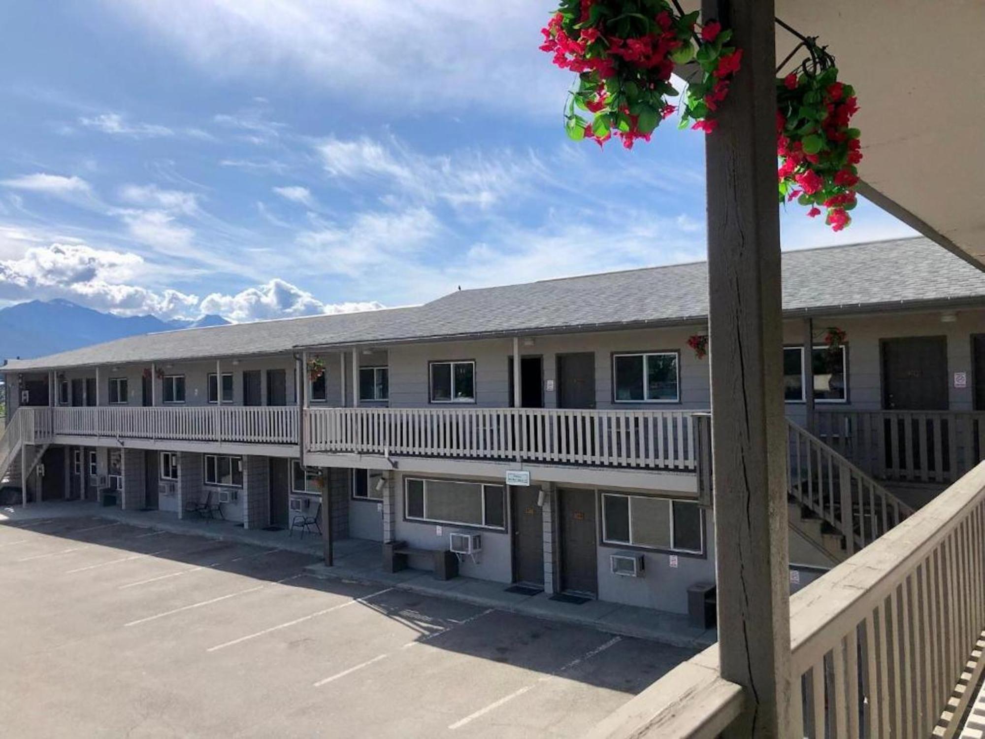 Canterbury Inn Invermere Exterior foto